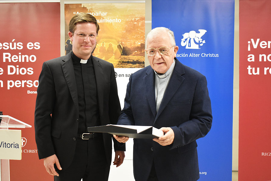 Don Lorenzo Trujillo recibe el Galardón Alter Christus, antes de tomar la palabra