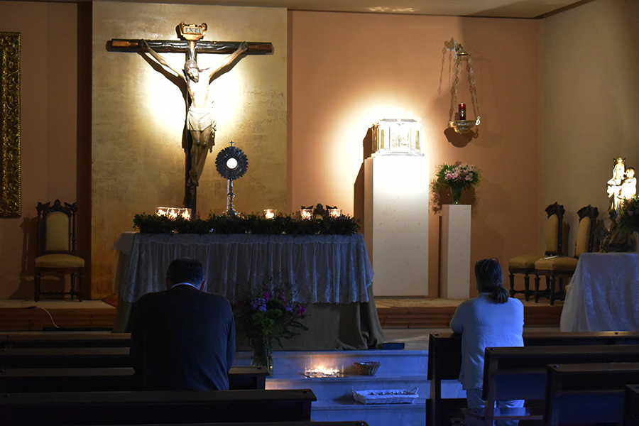 Adoración al Santísimo durante todo el Encuentro de mujeres