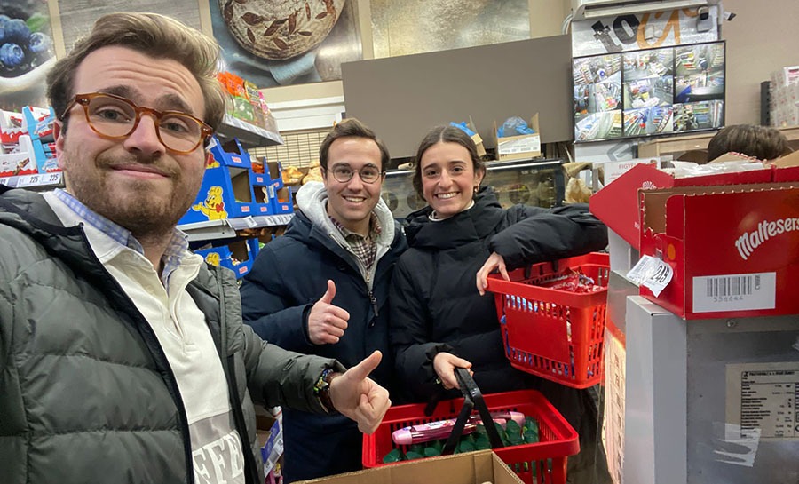 Blanca García junto con dos compañeros de universidad apoyando a los refugiados de Ucrania en Budapest