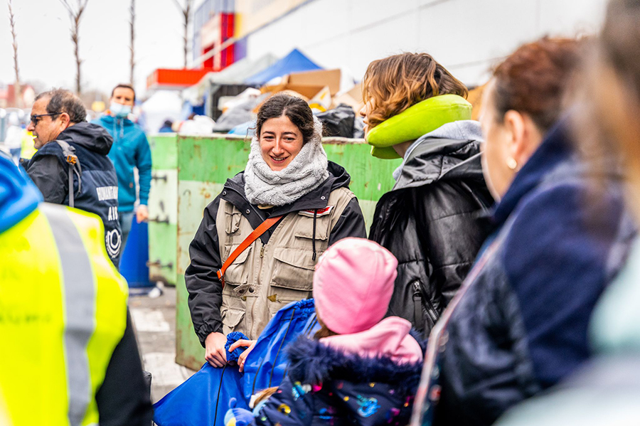 Begoña, atendiendo a uno refugiados.