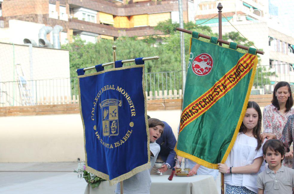 Estandartes original y actual que fueron presentados en la misa con motivo del 75 aniversario del colegio Real Monasterio de Santa Isabel.