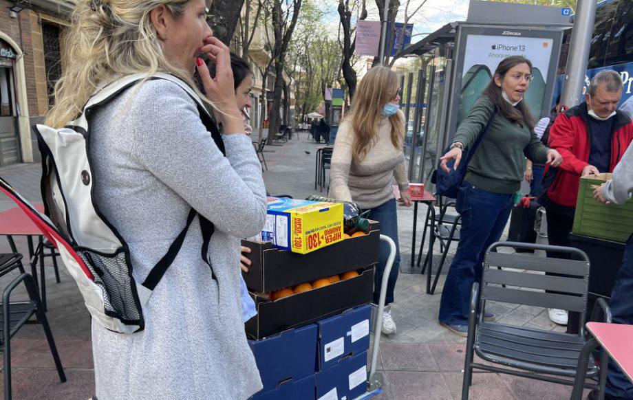 La consagrada Paty Sánchez, a la derecha de la imagen, coordinando la recepción de donativos de alimentos para los refugiados en Altius.