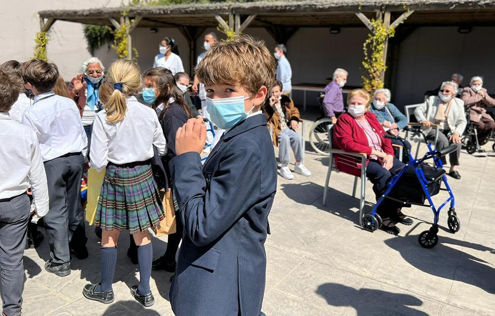 Mayores y niños de Highlands School Barcelona