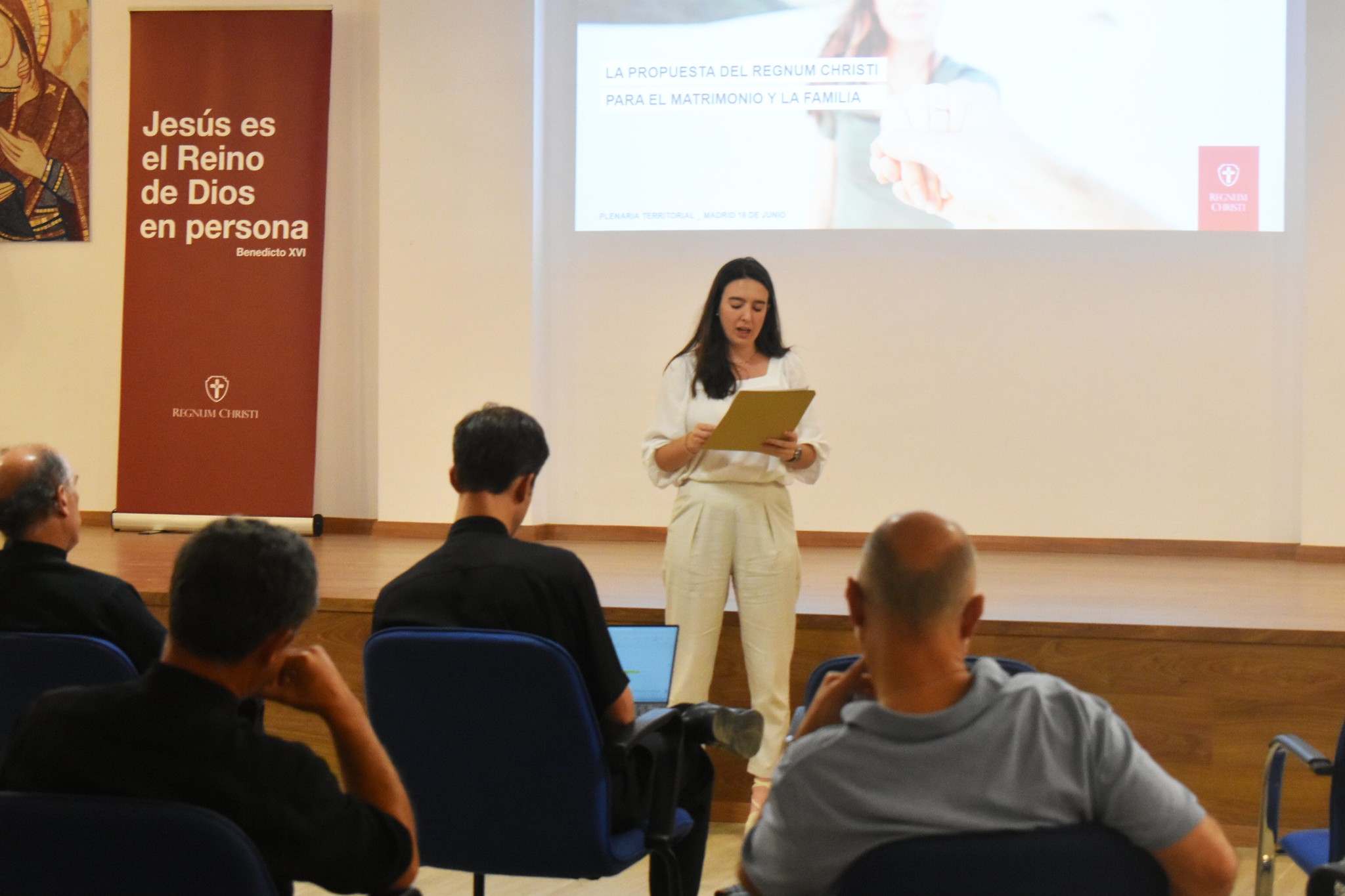 Teresa Saenz de Santa María, de Bilbao, pero afincada en Madrid, interviene en la Plenaria