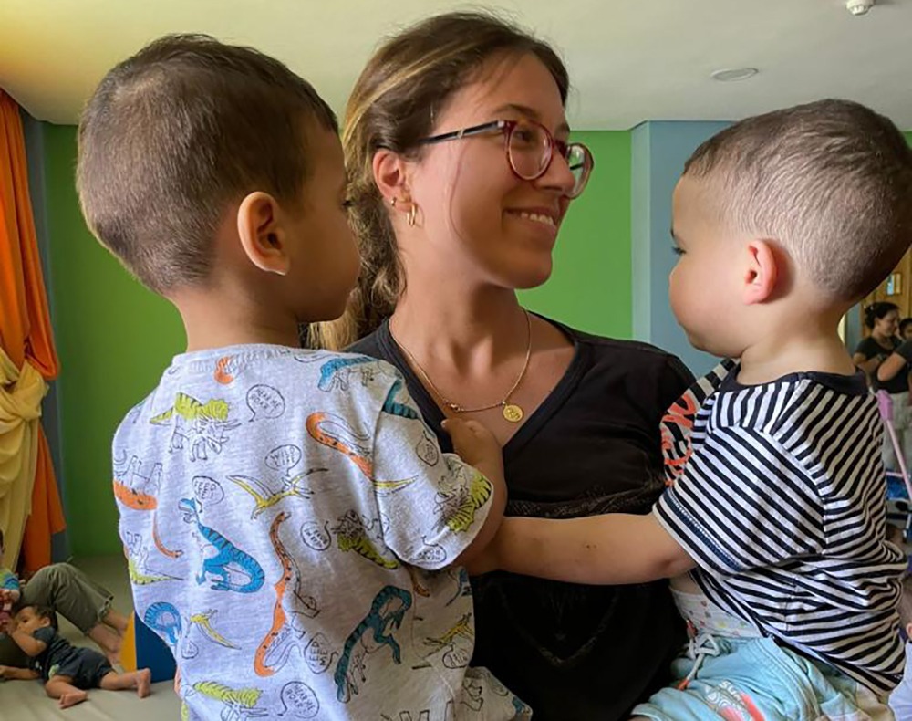 Una de las misioneras con dos niños del orfanato de Tánger