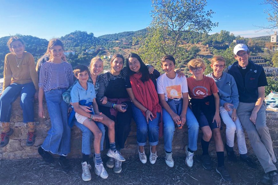 Pilar Montiel y el P. Luca Toffolon con un grupo de chicos que participaron en la excursión de Paso a paso del Regnum Christi de Sevilla