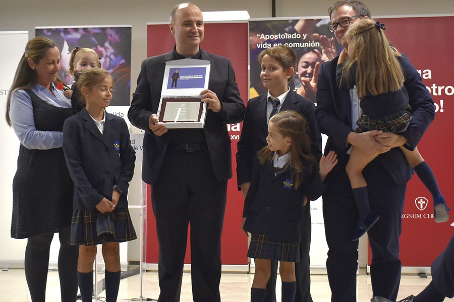 Santiago Arellano recibe el Galardón Alter Christus de Pastoral Familiar