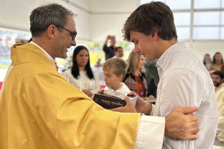 Alvaro recibe un abrazo del P. Javier Cereceda, LC, durante su incorporación al Regnum Christi