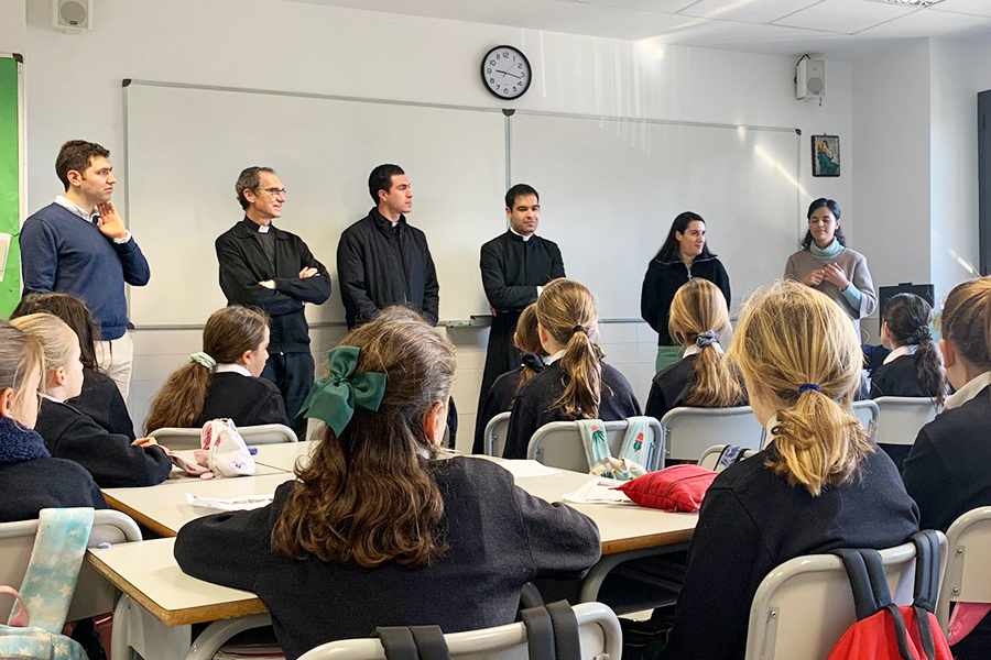 Consagradas, legionarios y un laico consagrado del Regnum Christi aportando su testimonio