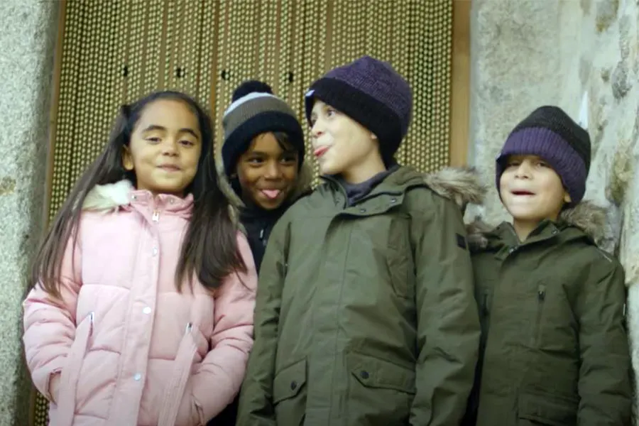 Hijos de las familias que están repoblando El Losar, en Avila