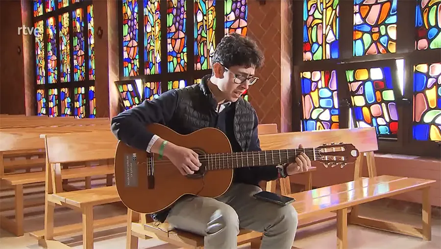 Mateo Rocca en Testimonio, de RTVE, interpreta una canción como miembro también de Kénosis.