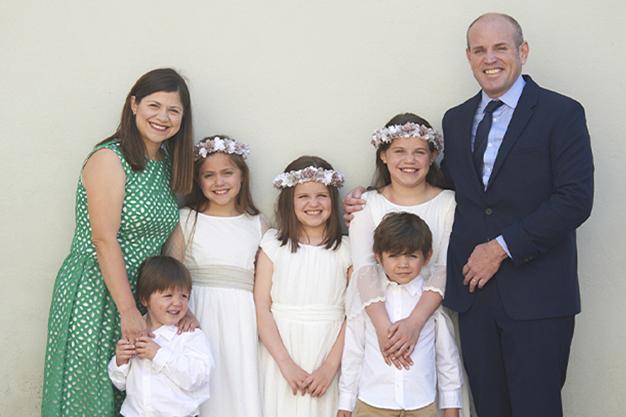 carlos y estefania con sus cinco hijos