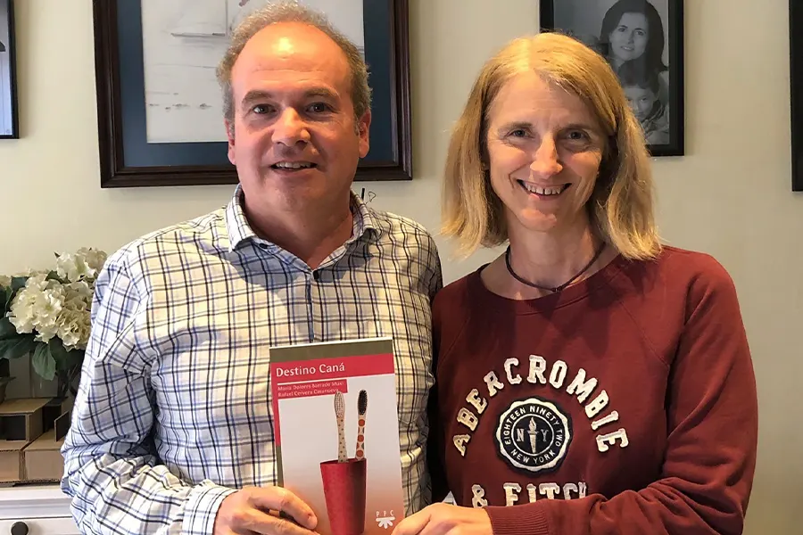 El matrimonio Loles y Rafa con su libro Destino Caná