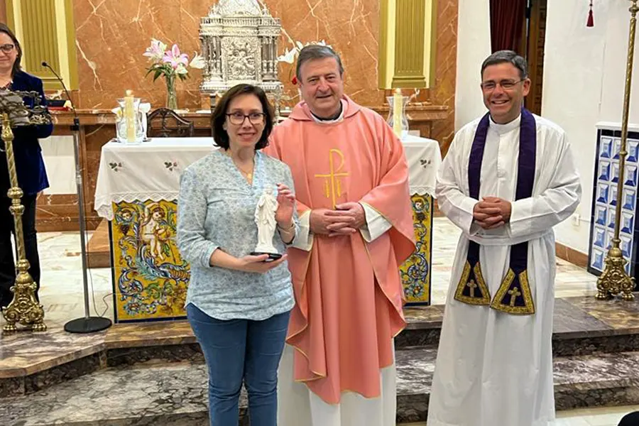 Almudena con su imagen del Sagrado Corazón