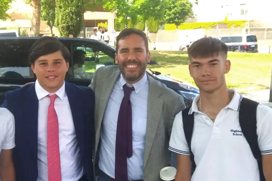 Chemi con dos de sus catecúmenos de Highlands School Los Fresnos