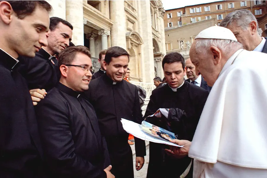 El Papa contempla unas imágenes de las niñas del ECYD Alpes Barcelona con sus pasteles