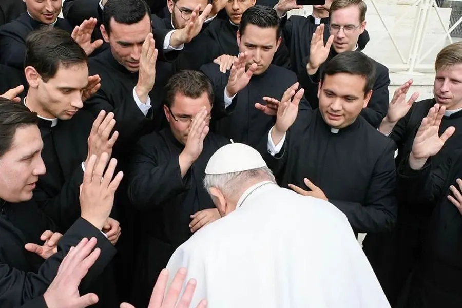 El papa recibe la bendición de los nuevos sacerdotes legionarios de Cristo