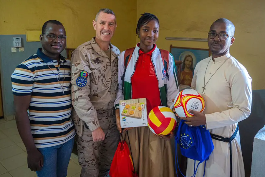 Fernando Bonelli con una alumna y dos responsables del colegio del Sacré-Cœur de Bamako, en Mali