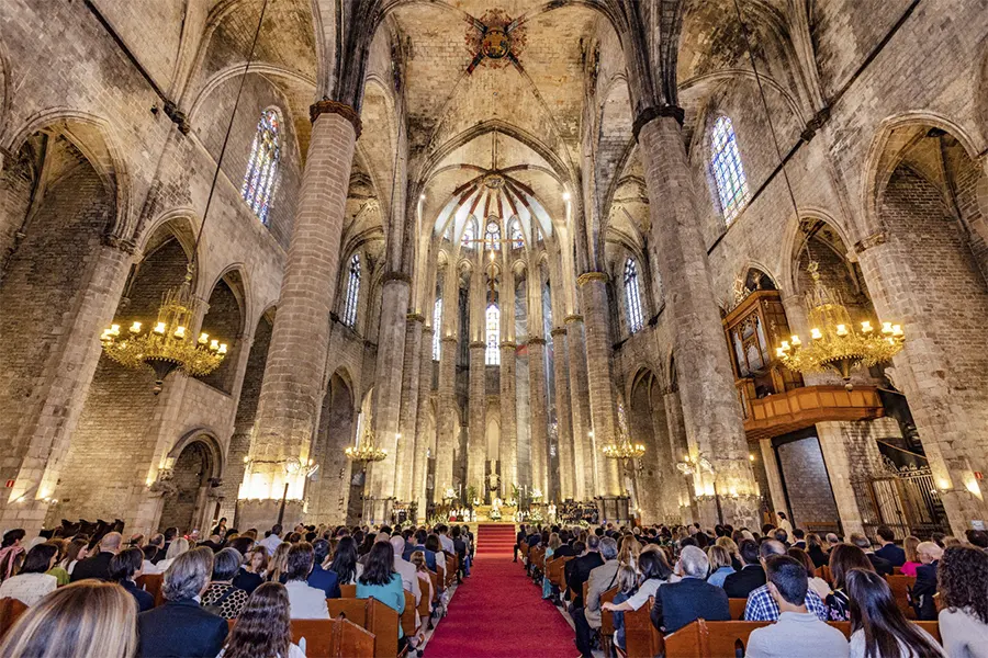 Panorámica de la iglesia gótica de Santa María del Mar de Barcelona