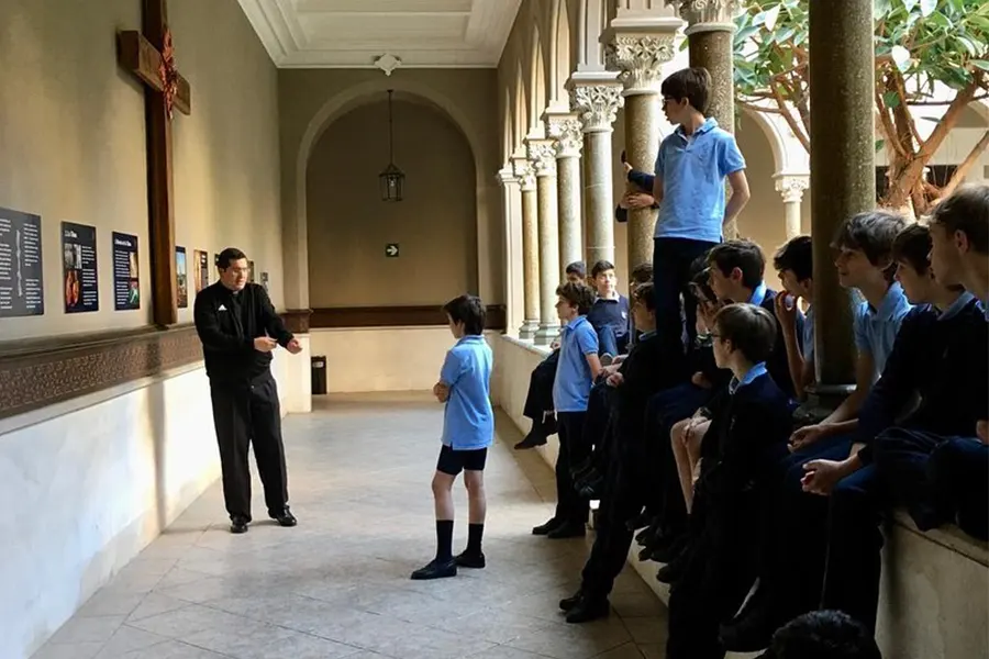 El P. Rodolfo muestra la exposición a unos alumnos de ESO del colegio Real Monasterio de Santa Isabel 2