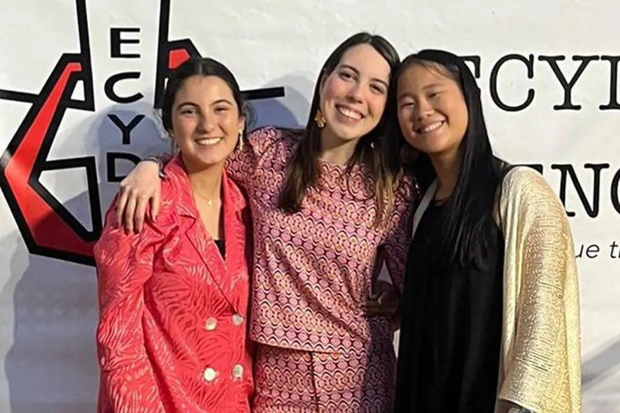 Tres chicas del ecyd de Valencia en photocall de los ECYD AWARDS 2023