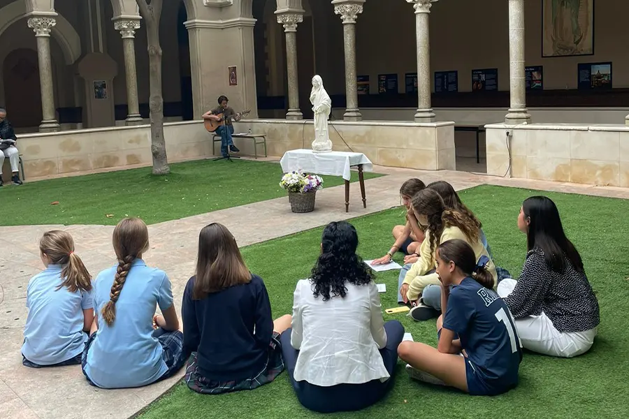 Un grupo de niñas del ECYD rezan el rosario en el claustro del Real Monasterio de Santa Isabel por el IV Aniversario de la Federación Regnum Christi