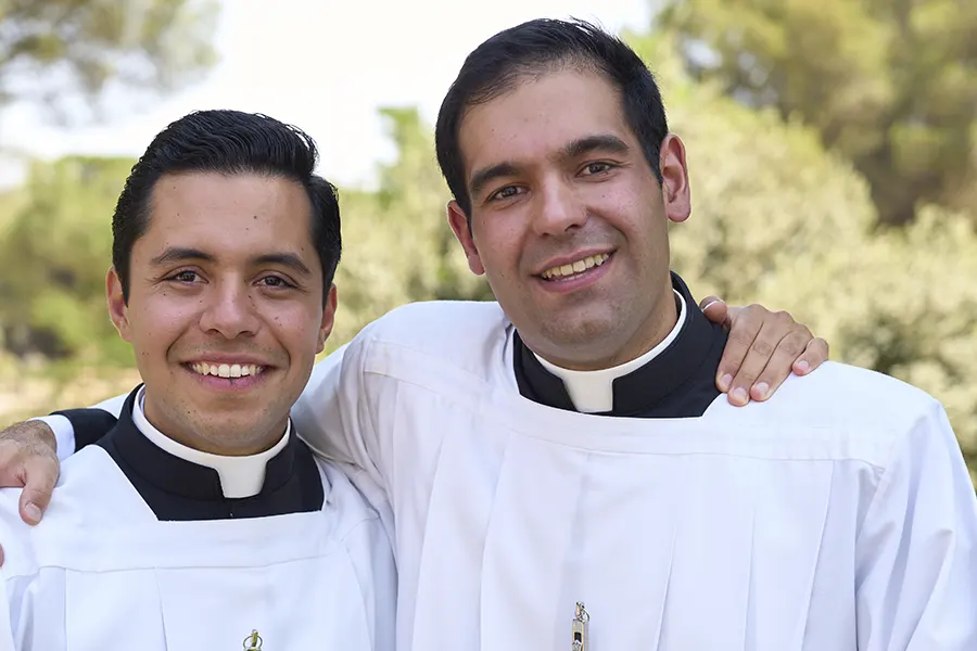 Los dos nuevos religiosos legionarios de Cristo tras sus profesiones religiosas