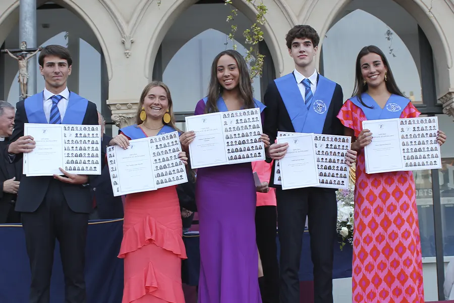 Los alumnos muestran las orlas de bachillerato del colegio Real Monasterio de Santa Isabel