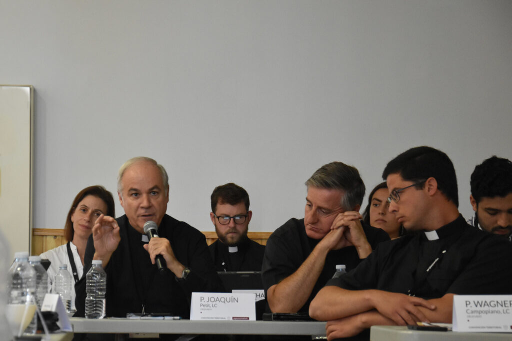 El P. Joaquín Petit, L.C., toma la palabra en la Convención Territorial