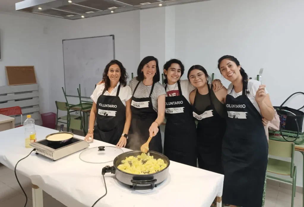 Jóvenes de Regnum Christi preparando comida para los indigentes de Valencia