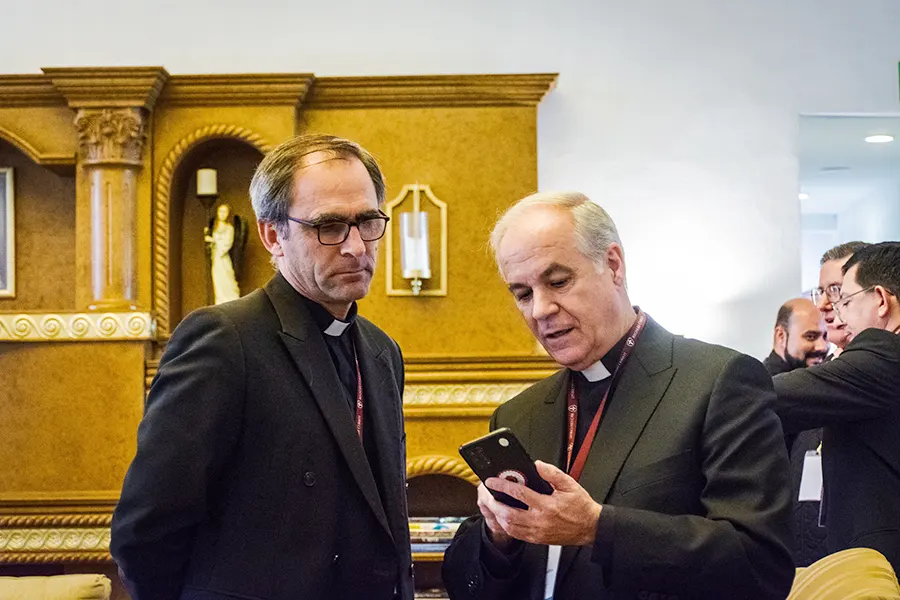 El P. Javier Cereceda y el P. Joaquín Petit, legionarios de Cristo del territorio de España, en un receso de las reuniones