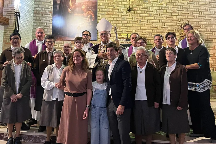 Monseñor Demetrio Fernández en la inauguracion de la nueva etapa de la casa de Betania