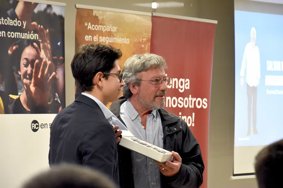 Un joven del Regnum Christi entrega el galardón Alter Christus a don Fermín González