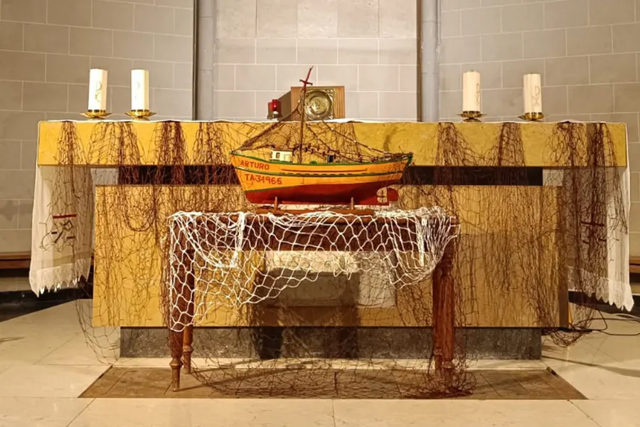 Altar adornado con un barco y unas redes en uno de los retiros sobre las parábolas del Reino organizados por el Regnum Christi de Barcelona