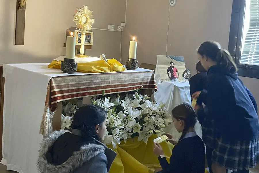 Capilla de Carlo Acustis con alumnos de secundaria