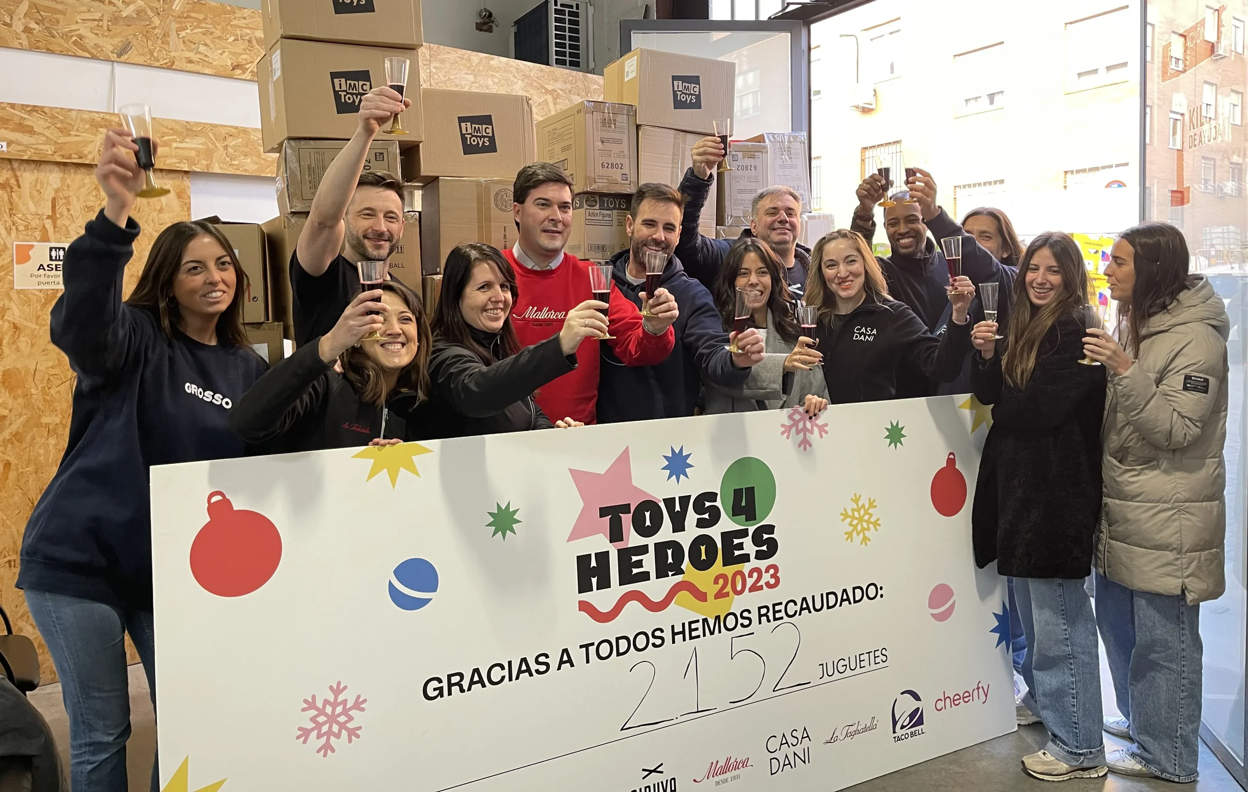 Los representantes de Toys 4 heroes tras la entrega de sus juguetes