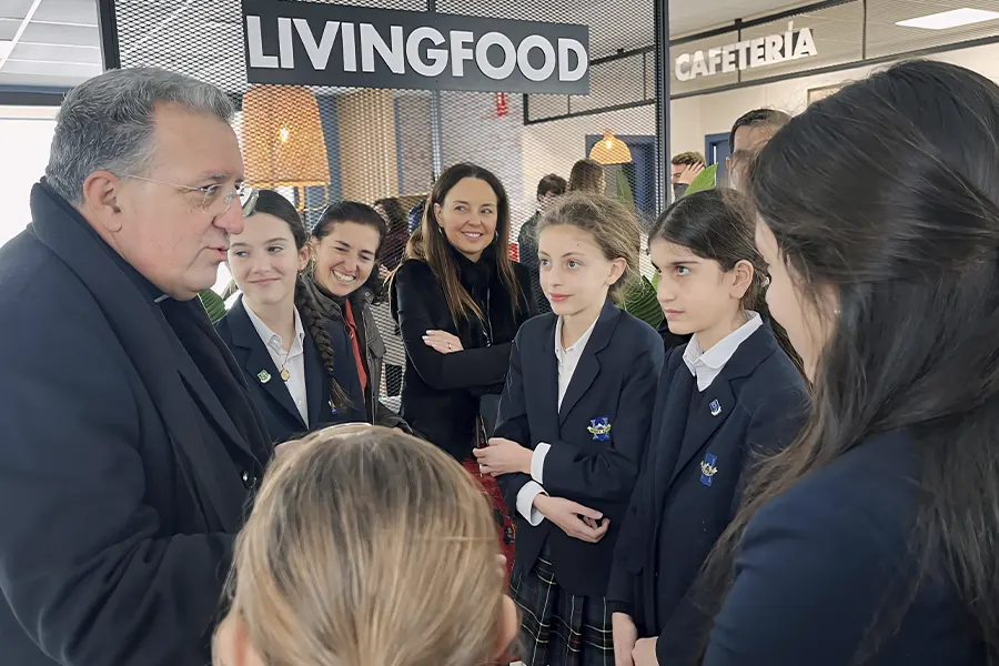 Don Ginés, obispo de Getafe, en highlands School Los Fresnos
