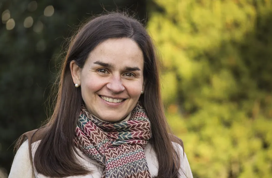 Gloria Rodríguez consagrada del Regnum Christi responsable de oficina entornos seguros CONFER en los medios