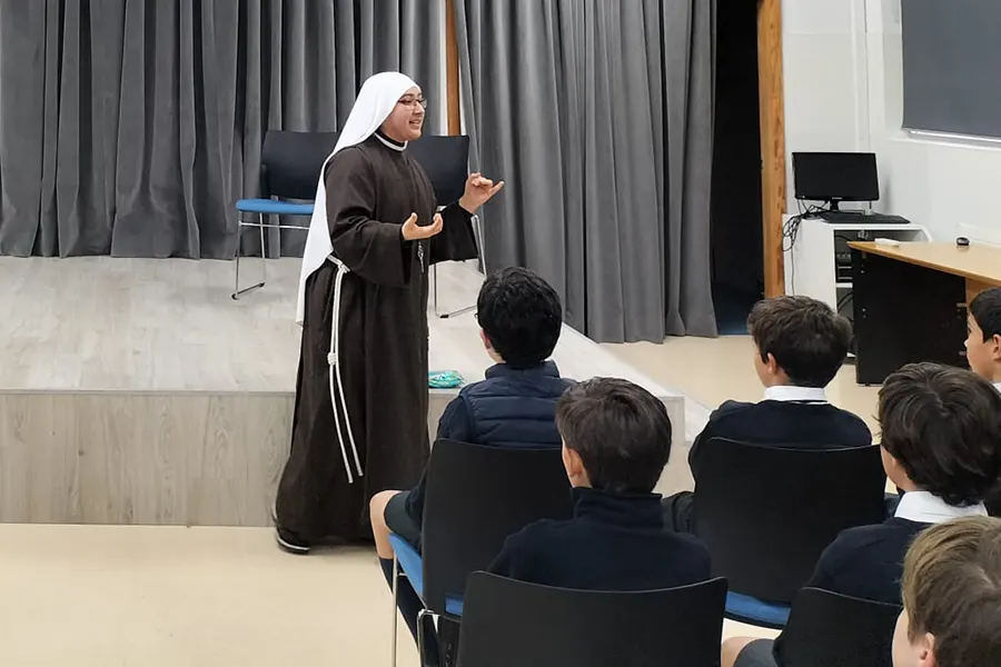 Peregrina de la Eucaristía en Everest School Monteclaro