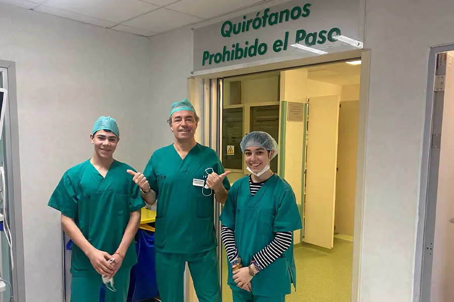 Lucía y Javier de Highlands School El Encinar durante el Work Experience, junto al Dr López-Nava