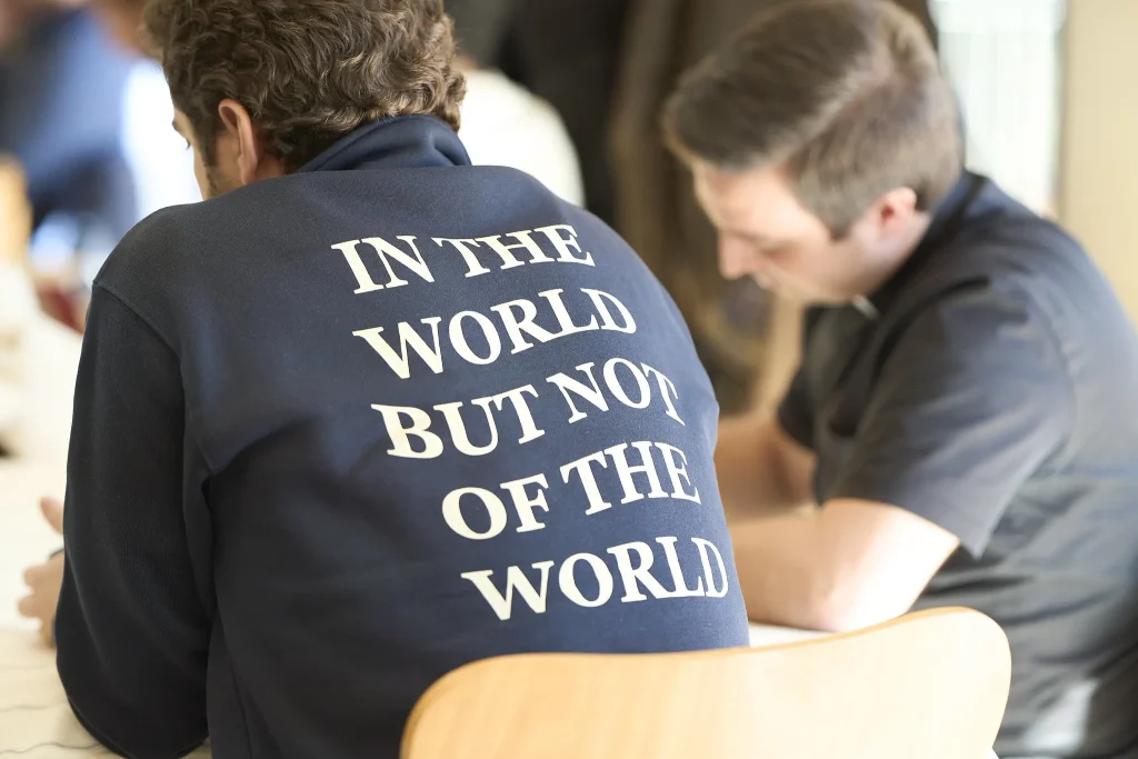 En el mundo, pero no del mundo
