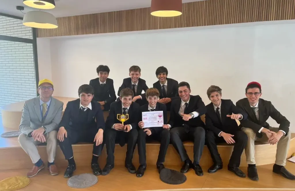 Los participantes Highlands School Barcelona, junto a sus dos profesores