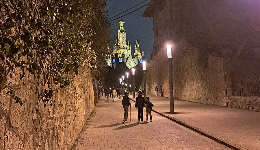 Los peregrinos, llegando al Tibidabo