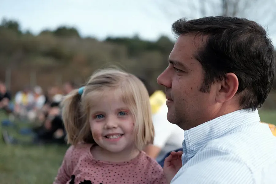 Miguel con una de sus hijas durante las misiones de Semana Santa de Familia Misionera