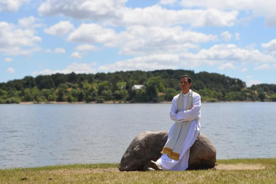 P. Nicolás en el lago en misiones de juventud y familia misionera