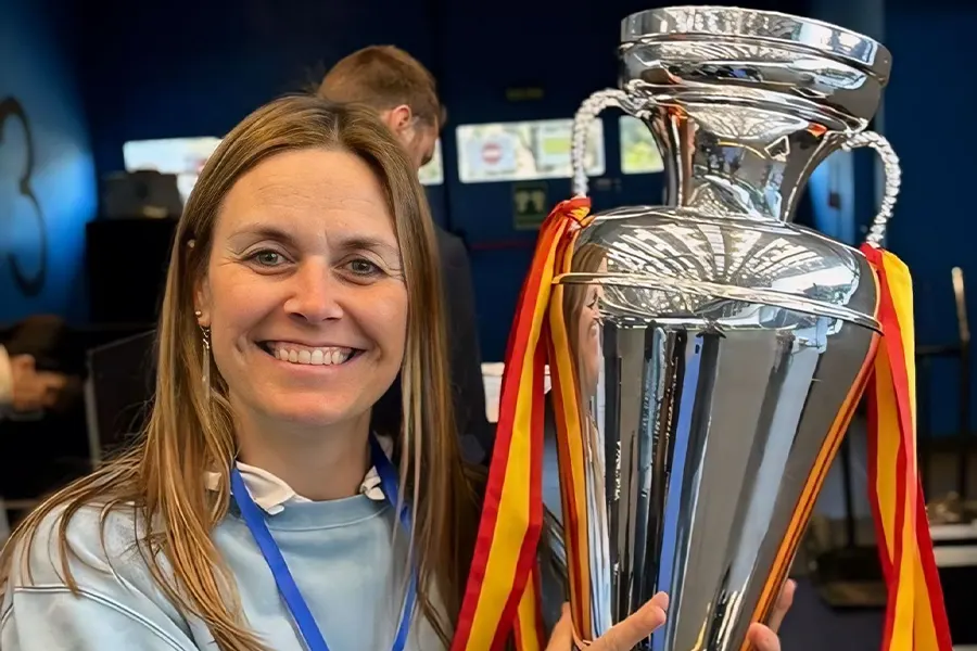 Raquel Cebrián con la copa de la Amistad en sus manos