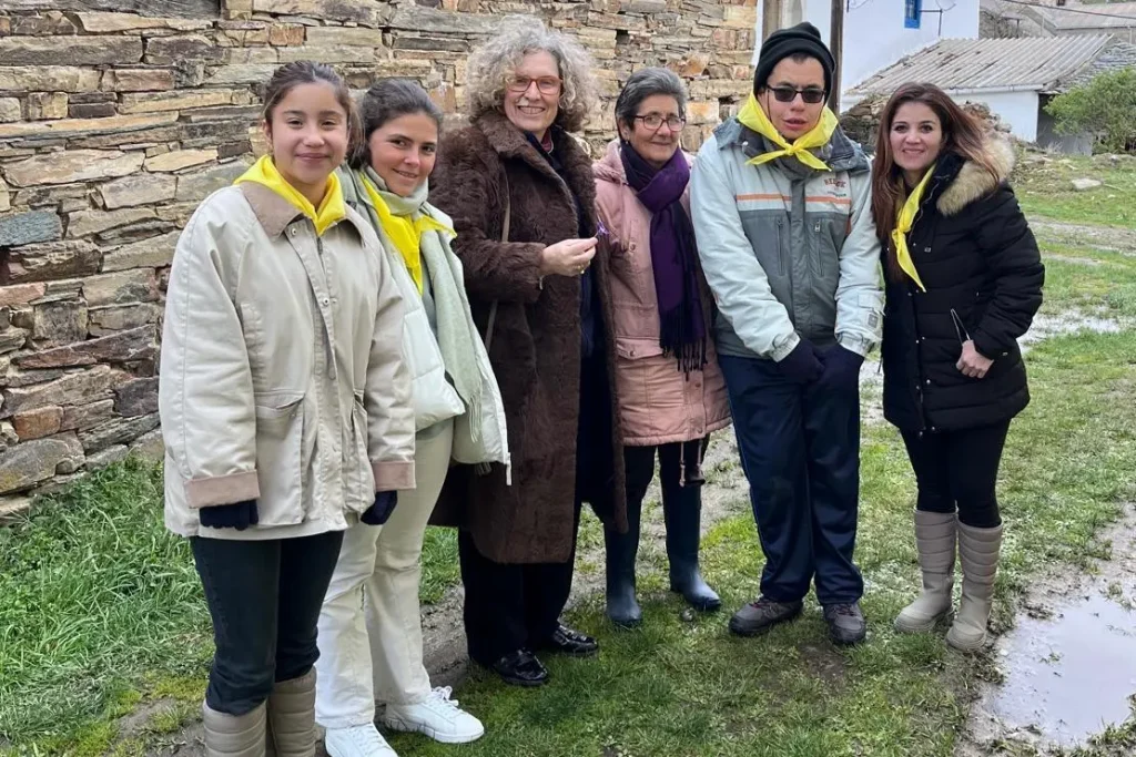 Alberto, junto a su madre y a un grupo de misioneras de Familia Misionera en las misiones de Semana Santa 2024