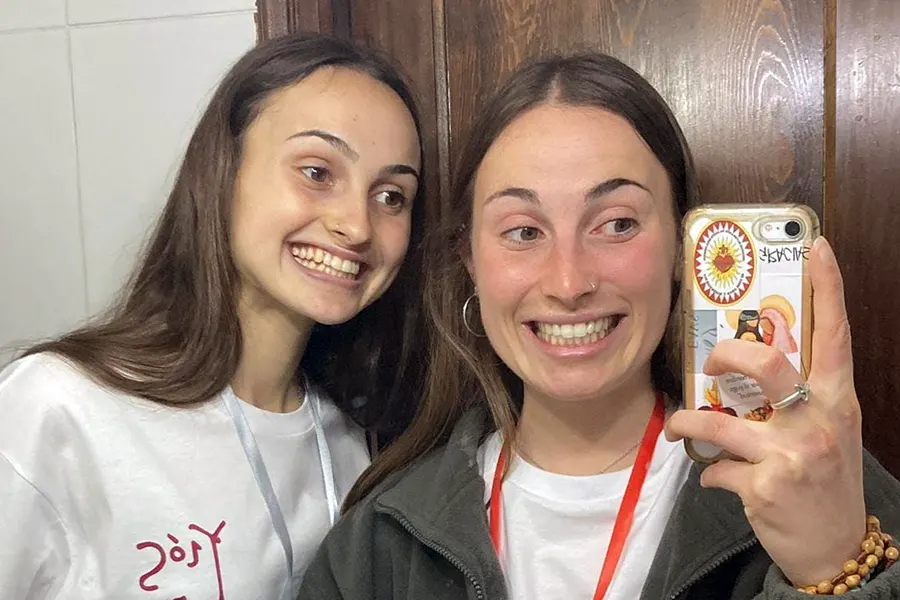 Ana, a la izquierda, junto a su hermana Raquel, durante el Yiós Weekend