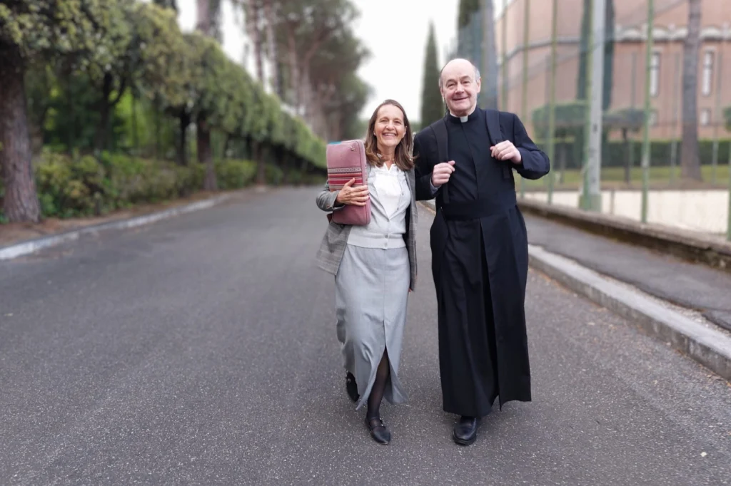 Carmen Fernández y el P. Florencio Sánchez, dos de los delegados de España, caminando rumbo a la Convención General