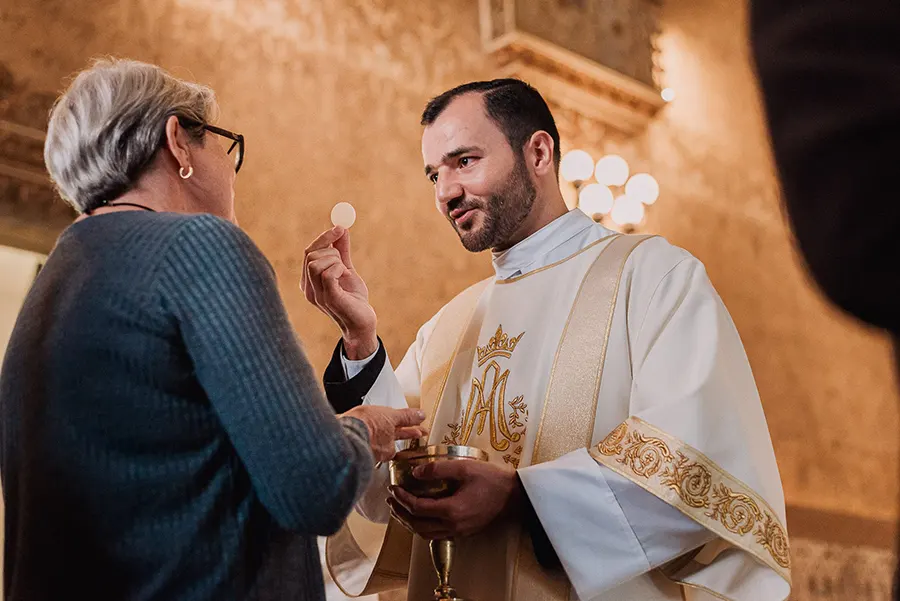 El P. Balestrín, recién ordenado diácono, entregando a Jesús a los demás